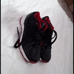 Mens basketball sneakers size 7.             (1)